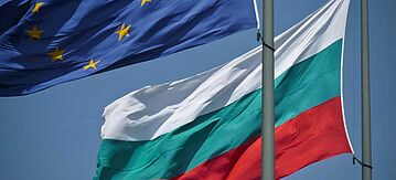Die wehenden Fahnen von Bulgarien und der EU