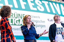 Steffi Lemke mit Mikrofon auf der Hand auf der Bühne