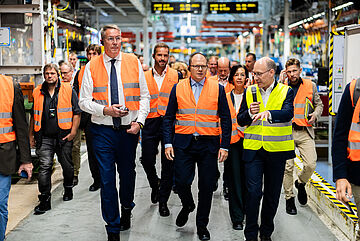 Bundesumweltminister Schneider besichtigt das Werk.. Weitere Informationen siehe Bildunterschrift