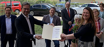 Florian Pronold übergibt Förderbescheid an den Deutschen Evangelischen Frauenbund, Landesverband Bayern in Fürth.