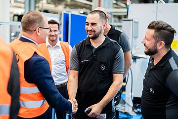 Carsten Schneider im Gespräch mit einem Mitarbeiter.. Weitere Informationen siehe Bildunterschrift