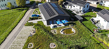 Blick von oben auf das Gelände der Steuerkanzlei. 