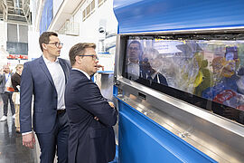 Carsten Schneider bei dem Rundgang auf der IFAT