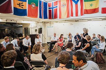 Die Parlamentarische Staatssekretärin Schwarzelühr-Sutter beim Briefing internationaler Nichtregierungsorganisationen auf dem deutschen Forschungsschiff Meteor. Weitere Informationen siehe Bildunterschrift