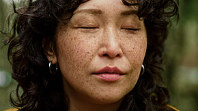 Das Gesicht einer Frau mit geschlossenen Augen.