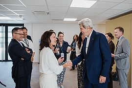 Rita Schwarzelühr-Sutter trifft John Kerry, den ehemaligen US-Sonderbeauftragten für Klimaschutz