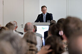 Carsten Schneider hält eine Rede beim DAS-Vernetzungstreffen