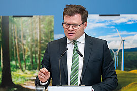 Carsten Schneider bei der Pressekonferenz zur Klimabilanz 2025
