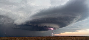 Blitzeinschlag von einem Superzellen-Gewitter in der Nähe von Sublette, Kansas. 