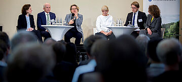 Svenja Schulze bei einer Podiumsdiskussion