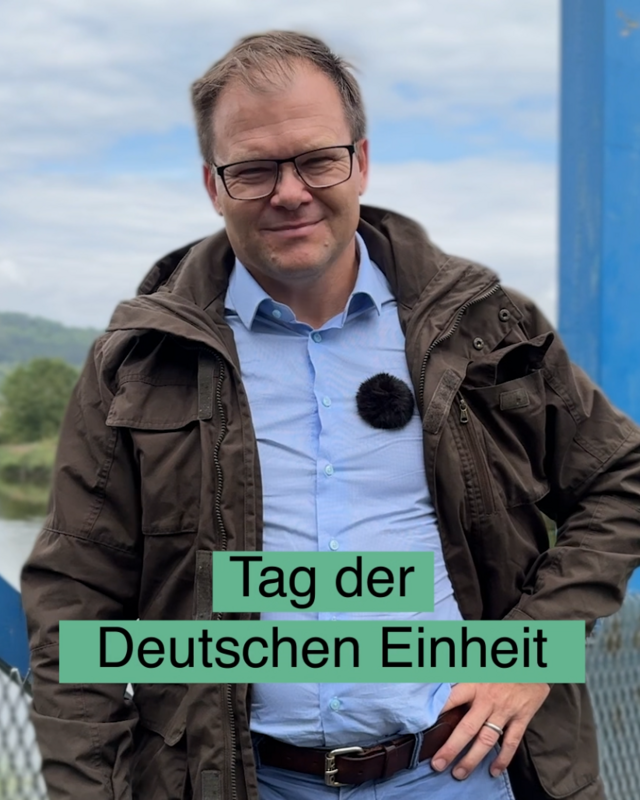 Bundesumweltminister Schneider auf einer Brücke über der Werra.