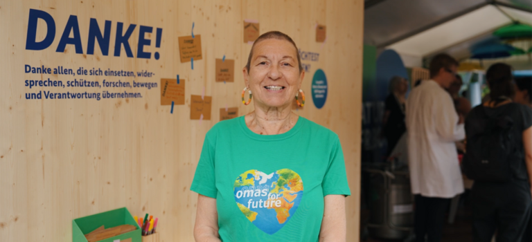 Eine Frau von Omas for future beim Umweltfestival