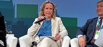 Steffi Lemke spricht am Mikro