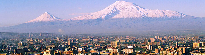 Skyline der Stadt Eriwan vor Berg Ararat