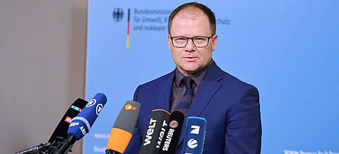 Carsten Schneider spricht mit Medienvertretern.