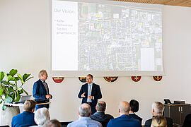 Carsten Schneider und Bürgermeister Axel Wassyl im Rathaus