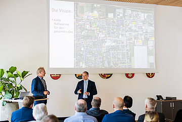 Carsten Schneider und Bürgermeister Axel Wassyl im Rathaus. Weitere Informationen siehe Bildunterschrift