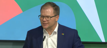 Der Bundesumweltminister hält eine Rede. 