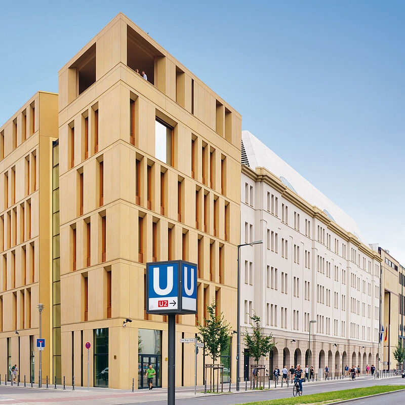 Straßenansicht des Bundesumweltministeriums nach Süden in der Stresemannstraße nach der Fertigstellung des Gebäudes im August 2012.