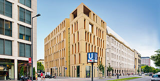 Straßenansicht des Bundesumweltministeriums nach Süden in der Stresemannstraße nach der Fertigstellung des Gebäudes im August 2012.