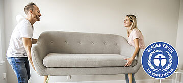 Paar trägt ein Sofa