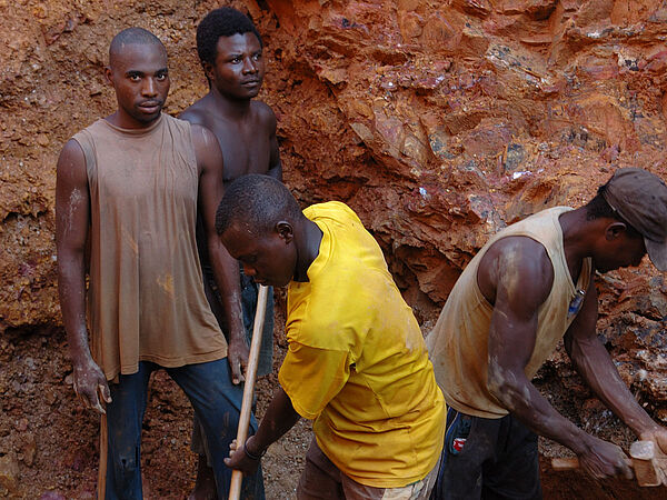 Minenarbeiter arbeiten in einer offenen Grube