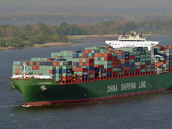 Beladenes Containerschiff auf einem Fluss