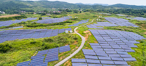 Luftaufnahme einer Solaranlage
