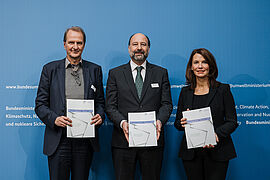 -	Parlamentarische Staatssekretärin Rita Schwarzelühr-Sutter (rechts), UBA-Präsident Prof. Dr. Dirk Messner (links) und IPR-Sprecher Marc Gebauer (Mitte) bei der Vorstellung der IPR-Jubiläumsbroschüre "Recyclingpapier-Report 2025".