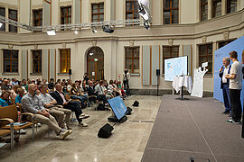 Das Publikum hört den Sprechern im großen Auditorium zu