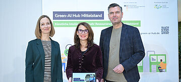 Dr. Constanze Haug (Geschäftsführerin ZUG), Rita Schwarzelühr-Sutter (PStS BMUKN) und Prof. Oliver Thomas (DFKI) von links nach rechts beim Green-AI Hub Forum des BMUKN am 02. Dezember 2025