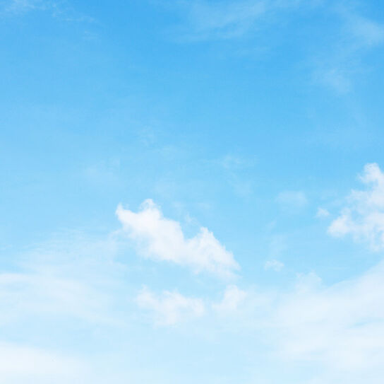 Blauer Himmel mit Wolken