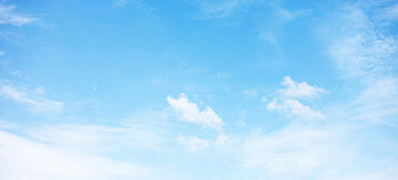 Blauer Himmel mit Wolken