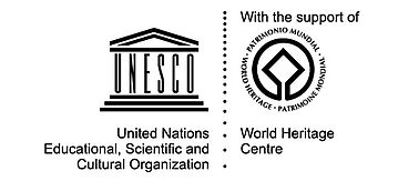 Das Logo der Unesco Weltkulturerbe Vereinbarung. Ein Tempel, dessen Säulen durch das Wort UNESCO gebildet werden. 