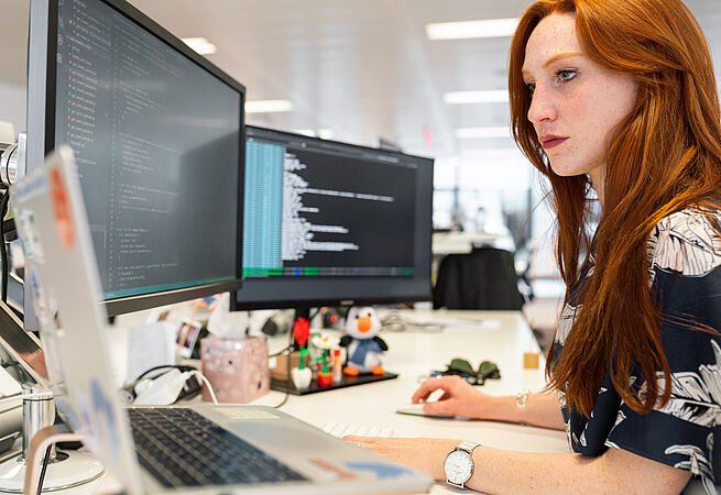 Eine Umweltinformatikerin arbeitet am Computer.