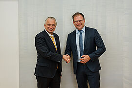 Bundesminister Schneider und Außenminister Arnoldo André Tinoco beim Handschlag.