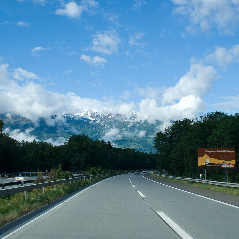Autobahn, im Hintergrund verschneite Berge