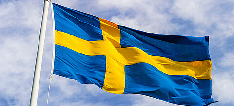 Flagge von Schweden am Mast im Wind.