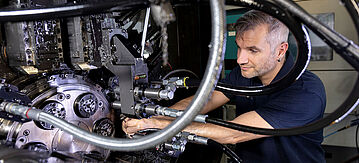 Ein Mechaniker bei der Arbeit