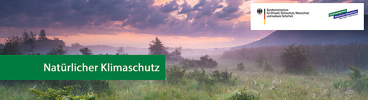 Moor im Sonnenuntergang, rechts oben: BMUV-Logo und Logo zum Aktionsprogramm Natürlicher Klimaschutz