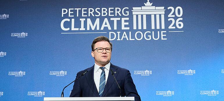 Carsten Schneider hält eine Rede. 