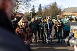 Steffi Lemke führt ein Gespräch mit Landwirten.