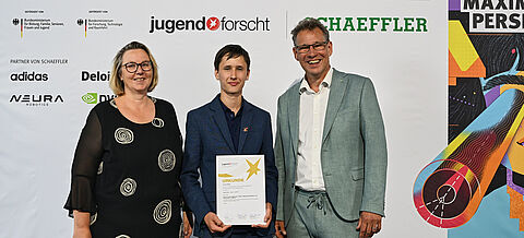 Silke Schmidt-Stegemann (BMUKN), Gewinner Jannis Müller mit Urkunde und Prof. Holger Rohn (BilRess)