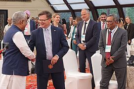 Der indische Umweltminister Bhupender Yadav und Bundesumweltminister Carsten Schneider begrüßen sich.