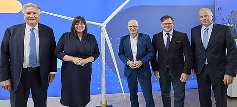 Peter Heydecker (Vorstand EnBW), Katharina Fegebank (Umweltsenatorin Hamburg), Dr. Peter Tschentscher (Erster Bürgermeister Hamburg), Carsten Schneider (Bundesumweltminister) und Dr. Georg Stamatelopoulos (Vorstandsvorsitzender EnBW)