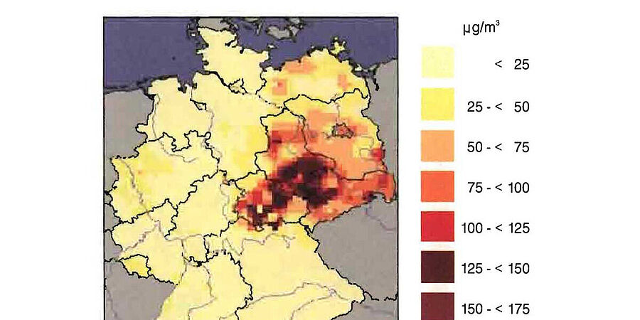 Grafik zeigt die Jahreswerte für die Konzentration des Schadstoffs Schwefeldioxid in der Luft im Jahr 1989 in Deutschland auf einer Landkarte. Im Osten Deutschlands zeigen Bereiche mit dunkler Färbung einen höheren Anteil des Schadstoffs