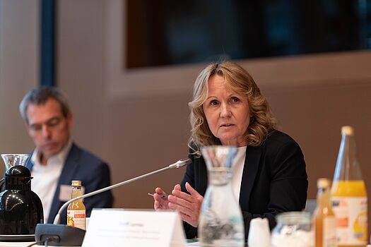 Steffi Lemke am Mikrofon. 