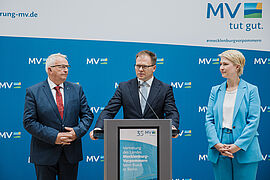 Gemeinsame Pressekonferenz. Von links nach rechts: Till Backhaus, Carsten Schneider und Manuela Schwesig