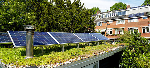 Sonnenkollektoren auf einem Dach im Auftrag der Klimaanpassung
