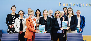 Gruppenbild mit Bundesumweltministerin Steffi Lemke und Staatssekretärin im Bundesministerium für Bildung und Forschung (BMBF) Judith Pirscher 